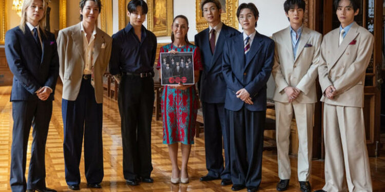 BTS aparece en Palacio Nacional y desata euforia en el Zócalo de CDMX; así saludaron a las Armys