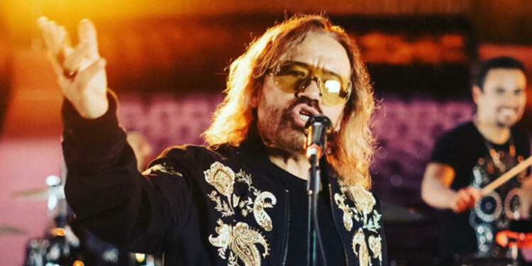 Vocalista de Los Acosta reacciona en concierto luego de que un fan le lanzara una texana; el grupo se disculpa