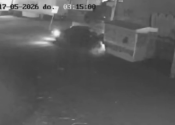 Conductor destruye puesto en la Central de Abastos y huye