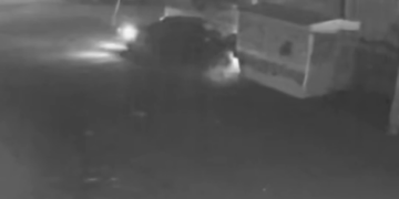 Conductor destruye puesto en la Central de Abastos y huye