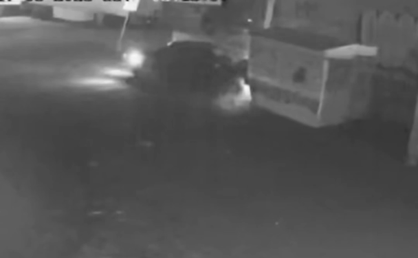 Conductor destruye puesto en la Central de Abastos y huye