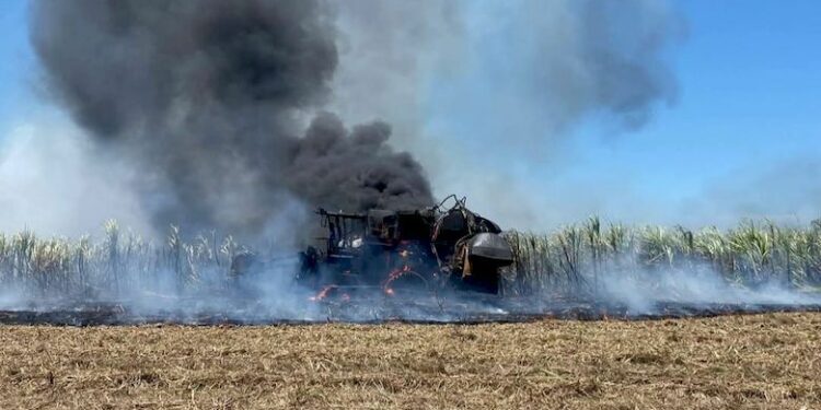 Incendio de cosechadora deja pérdidas en cañaverales de Ciudad Valles