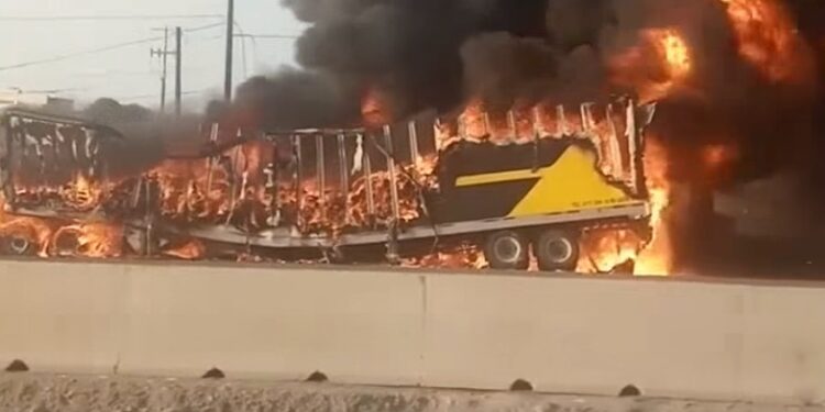 Incendio de tráiler provoca afectaciones en la carretera 57, en el tramo México-Querétaro