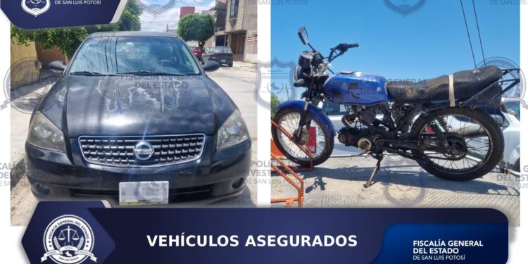 Fiscalía asegura automóvil con documentación falsa y motocicleta abandonada en SLP