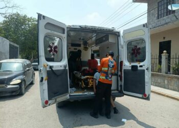 Dos menores lesionados tras choque entre moto y auto en Tamuín