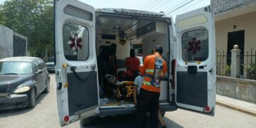 Dos menores lesionados tras choque entre moto y auto en Tamuín