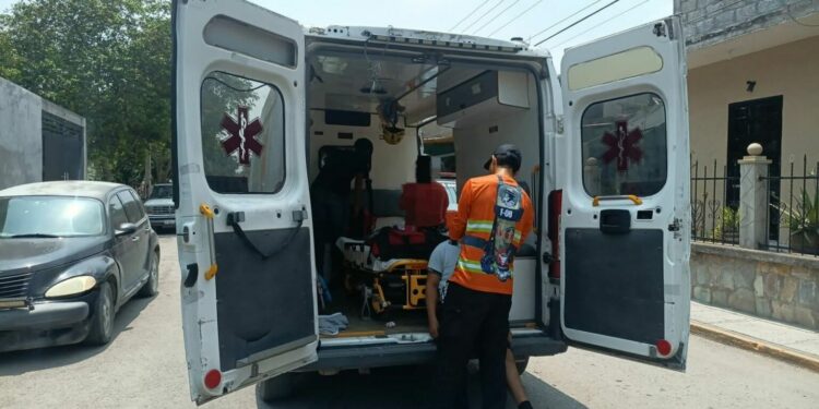 Dos menores lesionados tras choque entre moto y auto en Tamuín