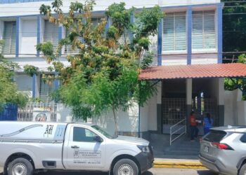 Ordenan embargo en primaria de la Huasteca por demanda laboral de maestra
