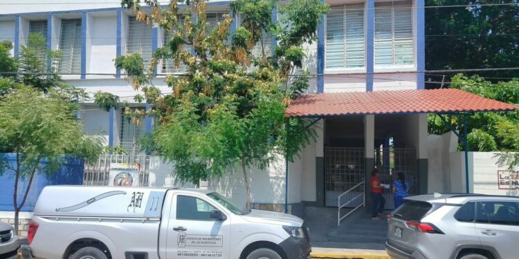 Ordenan embargo en primaria de la Huasteca por demanda laboral de maestra