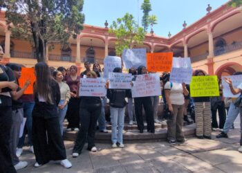 Estudiantes de criminología protestaron en el Edificio Central de la UASLP