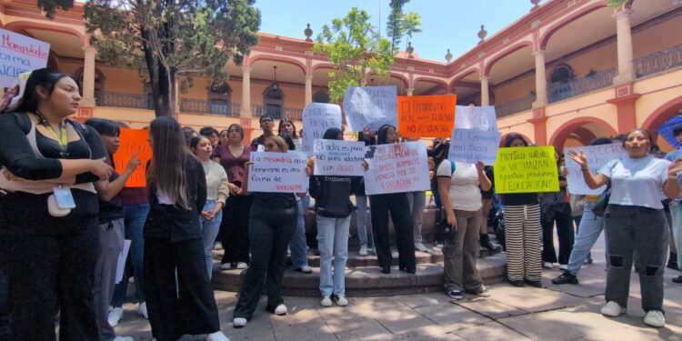 Estudiantes de criminología protestaron en el Edificio Central de la UASLP