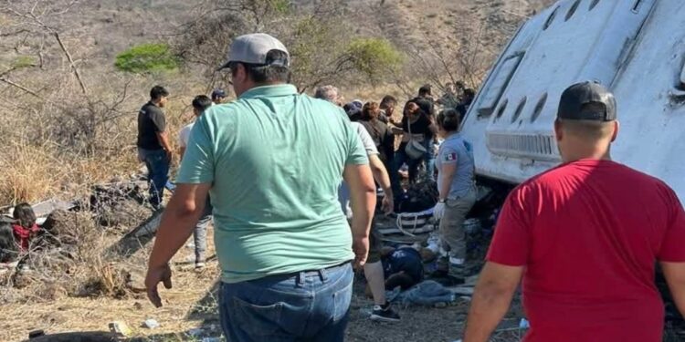 Accidente deja 11 muertos y 16 lesionados en Amatlán