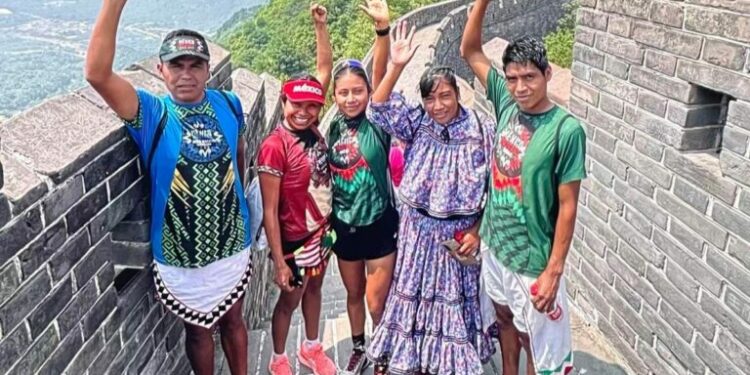 Atletas indígenas arrasan en el Maratón de la Gran Muralla China