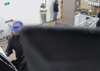 En solo 35 segundos, delincuentes vacían joyería en Nuevo León