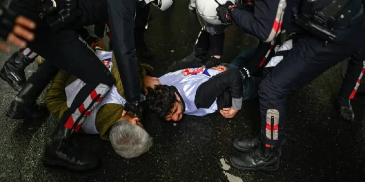 Detienen a 370 personas durante una protesta por la crisis económica de Turquía
