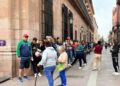 Se forman familias desde temprano por álbumes del Mundial en Palacio de Gobierno