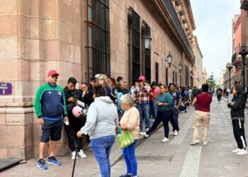 Se forman familias desde temprano por álbumes del Mundial en Palacio de Gobierno