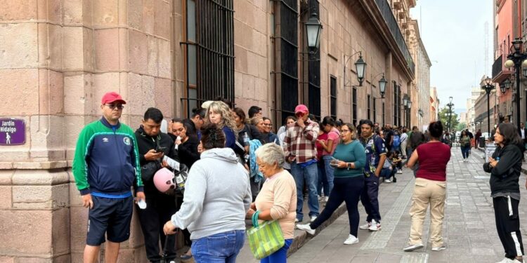 Se forman familias desde temprano por álbumes del Mundial en Palacio de Gobierno