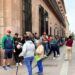 Se forman familias desde temprano por álbumes del Mundial en Palacio de Gobierno