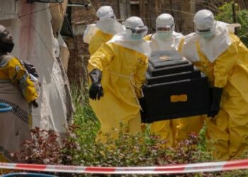 Trabajadores médicos y grupos piden ayuda urgente por brote de ébola en el Congo