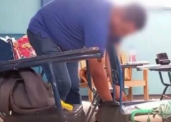 Jóvenes esconden cámaras y descubren que maestro de Ética y Valores presuntamente les robaba
