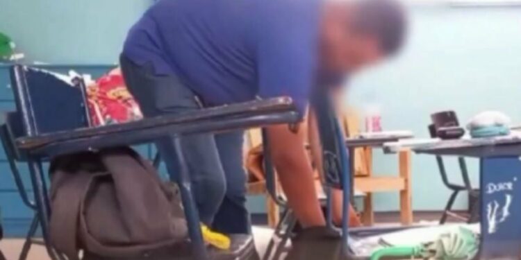 Jóvenes esconden cámaras y descubren que maestro de Ética y Valores presuntamente les robaba