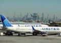Avión de United Airlines choca contra camión y poste de alumbrado en autopista de EU
