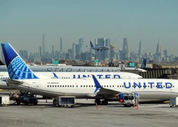 Avión de United Airlines choca contra camión y poste de alumbrado en autopista de EU