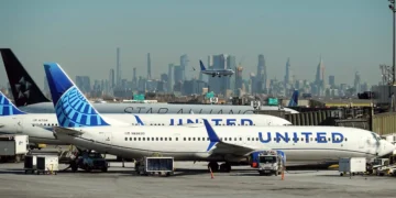Avión de United Airlines choca contra camión y poste de alumbrado en autopista de EU