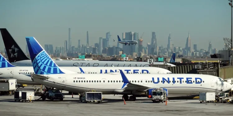 Avión de United Airlines choca contra camión y poste de alumbrado en autopista de EU