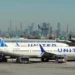 Avión de United Airlines choca contra camión y poste de alumbrado en autopista de EU