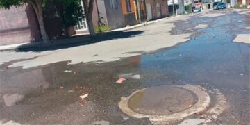 Denuncian fuga de aguas negras en la colonia Satélite, cerca de la Fenapo