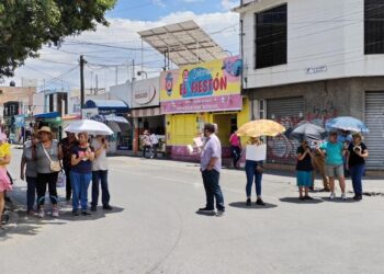 Vecinos bloquean Ricardo B. Anaya por más de 30 días sin agua; denuncian gastos de hasta 2 mil pesos en pipas