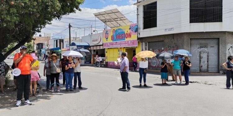 Vecinos bloquean Ricardo B. Anaya por más de 30 días sin agua; denuncian gastos de hasta 2 mil pesos en pipas