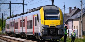 Choque de tren contra minibús escolar en Bélgica deja cuatro muertos, entre ellos dos niños