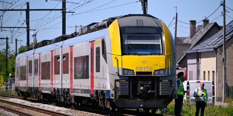Choque de tren contra minibús escolar en Bélgica deja cuatro muertos, entre ellos dos niños