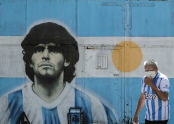 Médico dice que Maradona debió ser sedado y sujetado durante su última internación