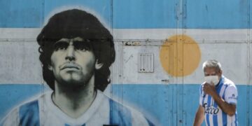 Médico dice que Maradona debió ser sedado y sujetado durante su última internación
