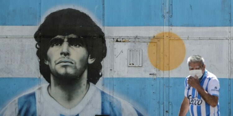Médico dice que Maradona debió ser sedado y sujetado durante su última internación