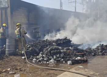 Controlan incendio en empresa recicladora en la Zona Industrial de SLP