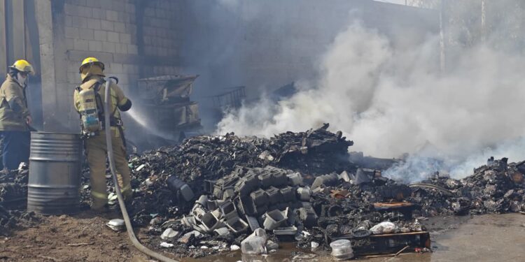 Controlan incendio en empresa recicladora en la Zona Industrial de SLP