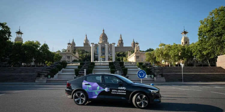 Pides un Cabify, llega un Vecttor: las empresas que dominan el negocio de las licencias VTC en las ciudades españolas