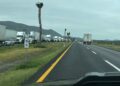 Volcadura de tráiler colapsa la carretera 57; fila supera los 10 kilómetros