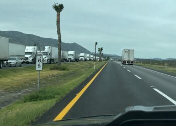 Volcadura de tráiler colapsa la carretera 57; fila supera los 10 kilómetros
