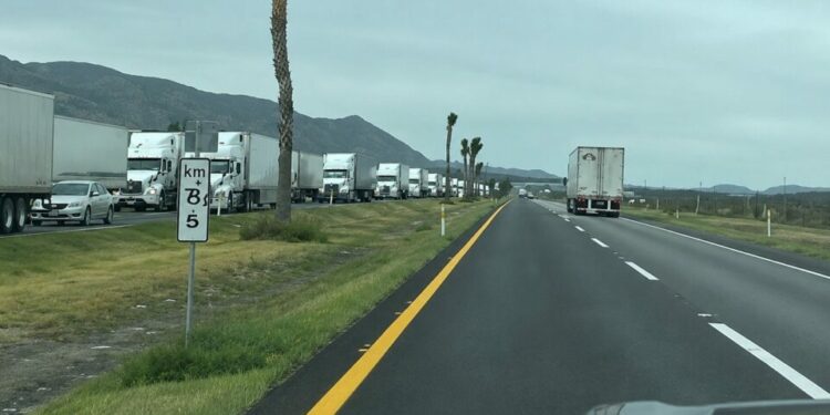 Volcadura de tráiler colapsa la carretera 57; fila supera los 10 kilómetros