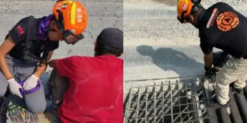Rescatan a adulto mayor que quedó atrapado en alcantarilla