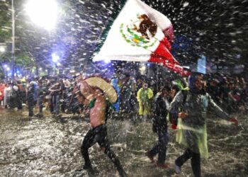 Más de 800 mil aficionados celebran bajo la intensa lluvia el triunfo de la Selección