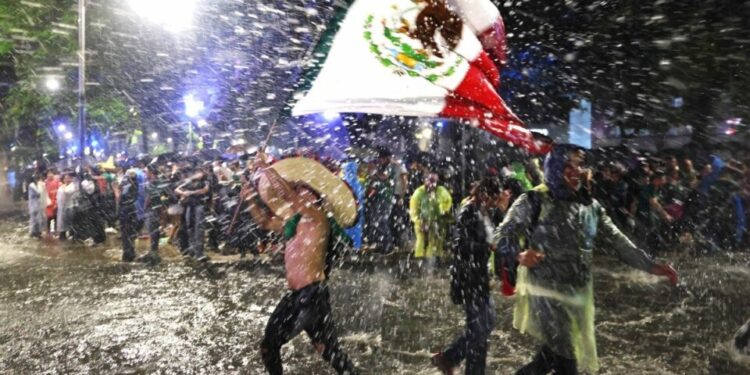 Más de 800 mil aficionados celebran bajo la intensa lluvia el triunfo de la Selección
