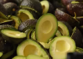 Si siempre tiras la cáscara del aguacate, estás desperdiciando un auténtico tesoro para tu hogar