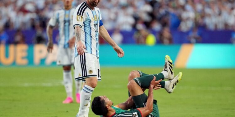 Argelia presenta queja ante la FIFA por arbitraje en partido contra Argentina